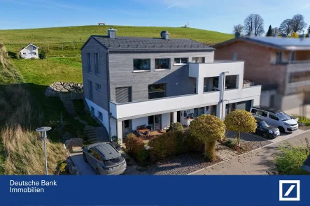 Gebäudeseite Nord - Haus kaufen in Scheidegg - Luxuriöses Baufritz-Haus in exklusiver Höhenlage mit Panoramabodenseeblick und zwei Ferienwohnungen