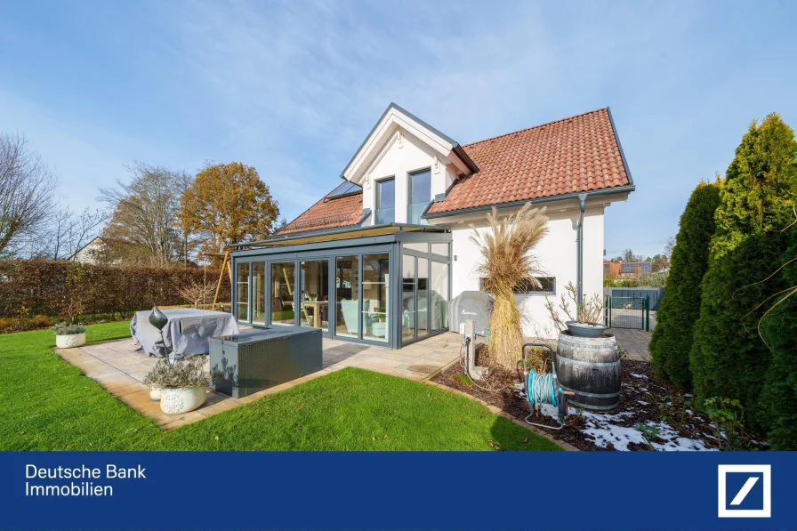 Südansicht - Haus kaufen in Feucht - Nachhaltiges Holzhaus in hoher Qualität mit Pool & Sauna sowie zusätzlichem Baugrundstück 