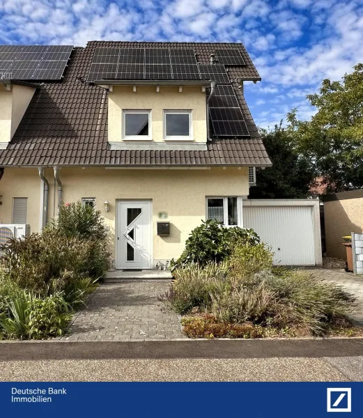 Vorderseite - Haus kaufen in Mannheim - Ihr Traumhaus mit Zukunft Moderne Doppelhaushälfte mit Hightech-Energieversorgung, Garten und Garage