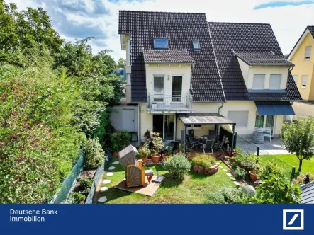 Rückansicht - Haus kaufen in Mannheim - Ihr Traumhaus mit Zukunft Moderne Doppelhaushälfte mit Hightech-Energieversorgung, Garten und Garage