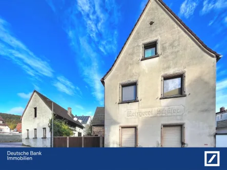 Straßenseite - Haus kaufen in Klingenmünster - Anwesen mit viel Potential! Ideal für Pferdefreunde, Jäger und Naturliebhaber