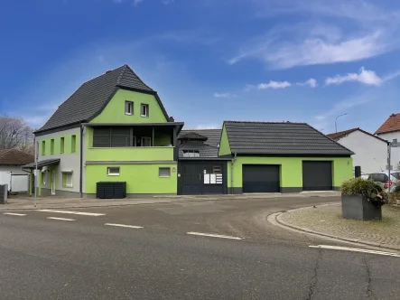 Straßenseite - Haus kaufen in Billigheim-Ingenheim - Attraktive Kapitalanlage mit vier Wohneinheiten!