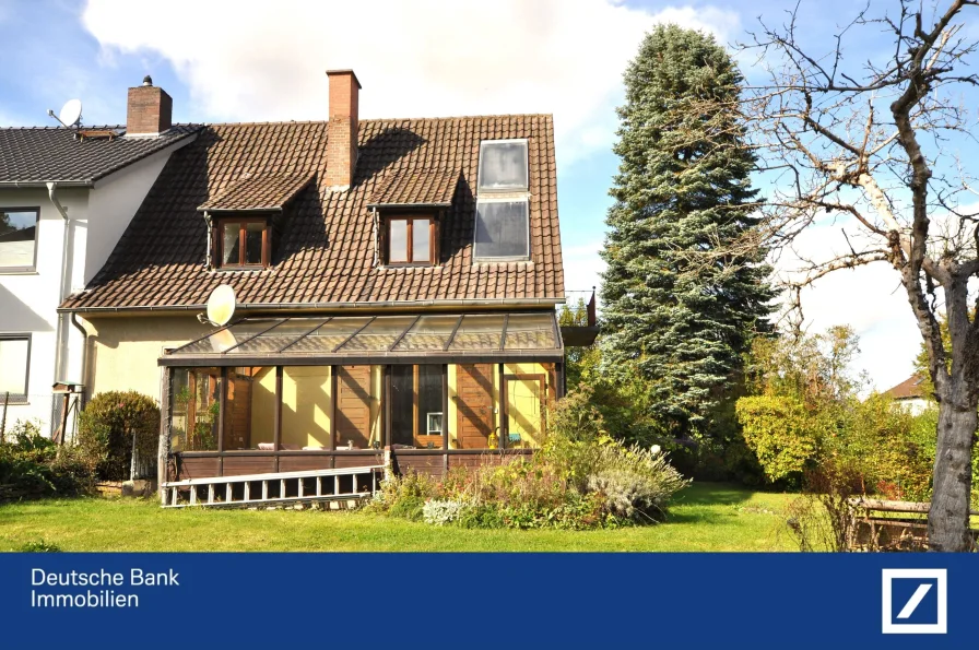 Gartenansicht - Haus kaufen in Kassel - Komfort und Nachhaltigkeit - Traumhaus mit Wintergarten, Kamin und Wasserzisterne.         