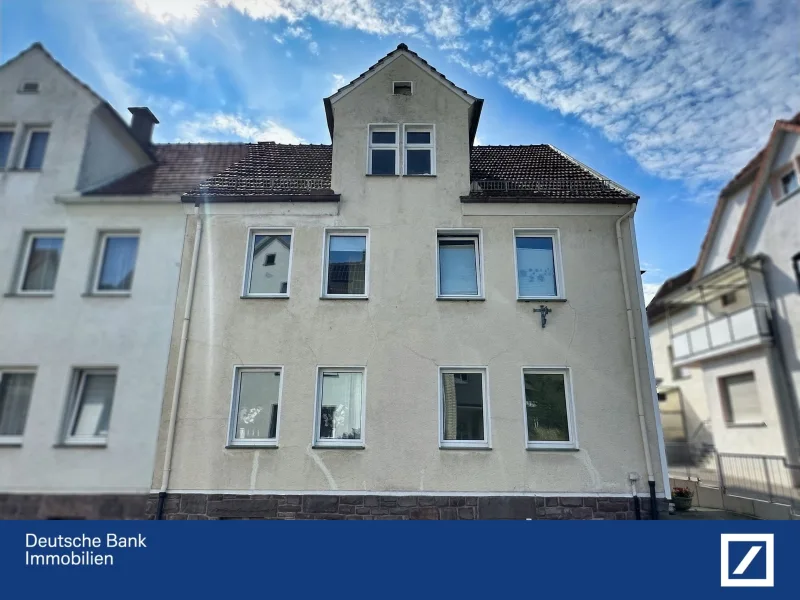 Vorder Ansicht - Haus kaufen in Beverungen - Historische Doppelhaushälfte mit modernem Komfort – Ihr neues Zuhause erwartet Sie!