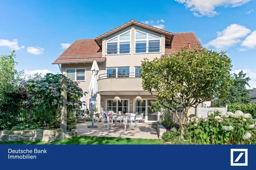 Blick vom Garten - Haus kaufen in Reutlingen - Einzigartiges Schmuckstück: Exklusives Einfamilienhaus in ruhiger Lage mit Feldblick!