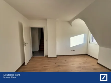 Wohnzimmer - Wohnung kaufen in Rottweil - Dachgeschosswohnung - mit ausgebautem Dachstuhl in neuwertigem Zustand