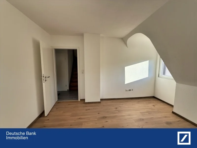 Wohnzimmer - Wohnung kaufen in Rottweil - Dachgeschosswohnung - mit ausgebautem Dachstuhl in neuwertigem Zustand