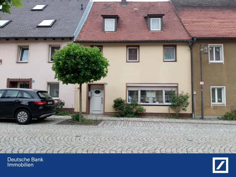 Hausfront - Haus kaufen in Kemnath - Reihenhaus mit märchenhafter Aussicht im ruhigen Waldeck