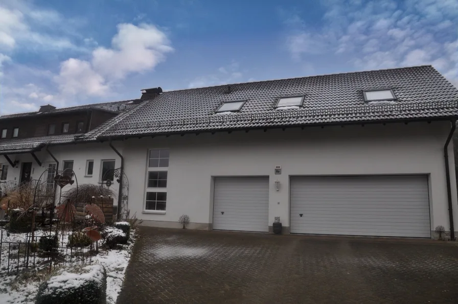 Hausansicht mit Garage