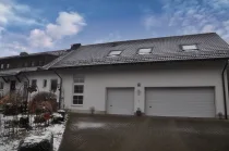 Hausansicht mit Garage