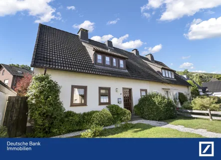 Außenansicht - Haus kaufen in Höxter - Charmante Doppelhaushälfte mit Garten in ruhiger Lage von Höxter...