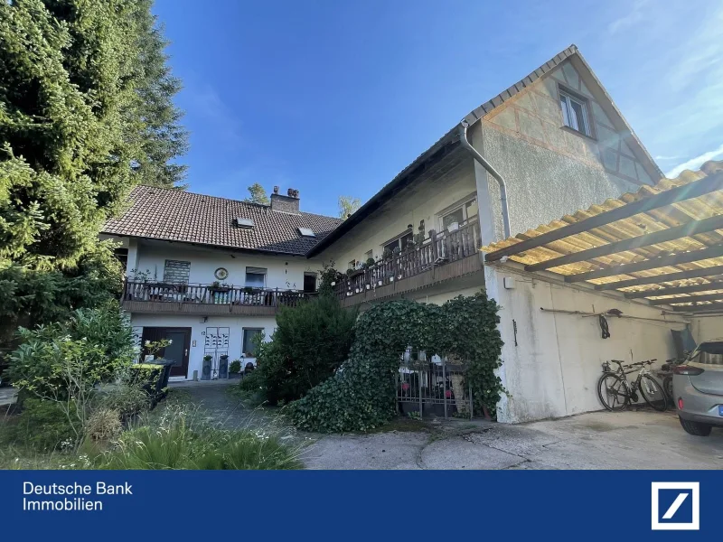 Hausansicht - Haus kaufen in Schlangen - 7-Parteienhaus mit Waldgrundstück in Schlangen...