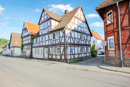 Hausansicht vorne - Haus kaufen in Bad Karlshafen - Denkmalgeschütztes Wohnhaus in Helmarshausen...