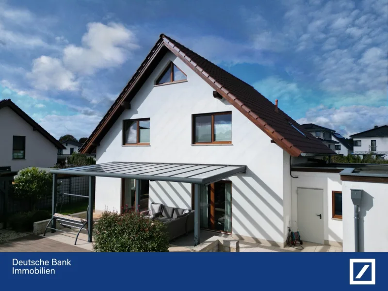 Hinteransicht - Haus kaufen in Schlangen - ***KFW70: Energieeffizientes Einfamilienhaus mit Solaranlage, Photovoltaikanlage, Ladestation***