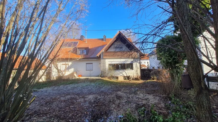 Hausansicht - Haus kaufen in Augsburg - Ideal für die große Familie - ruhig und stadtnah