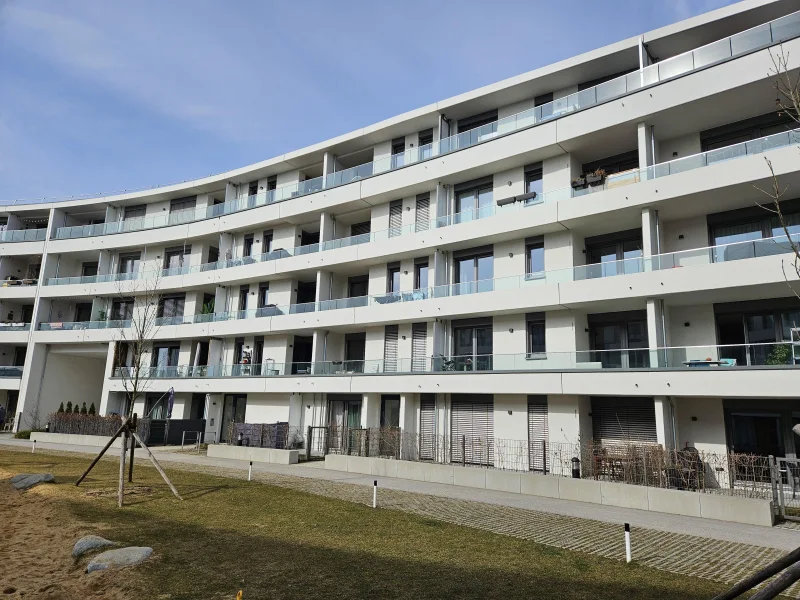 Wohnanlage mit  den Balkonen - Wohnung kaufen in München - Modernes urbanes Wohnen und trotzdem noch Naturnah !