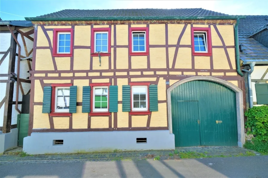 Strassenansicht - Haus kaufen in Bonn - Sanierungsbedürftiges unter Denkmalschutz stehendes Fachwerkhofensemble in Muffendorf