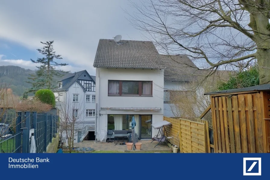 Gartenansicht - Haus kaufen in Wachtberg - Attraktive Split-Level DHH mit zusätzlichem Grundstück für Sport, Freizeit und Erholung!