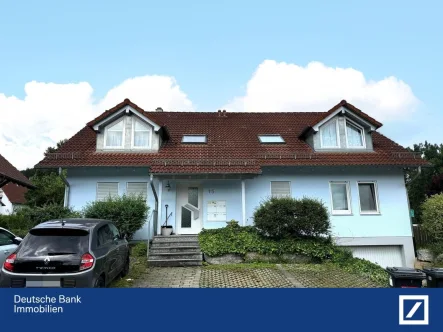 Blick aufs Haus - Wohnung kaufen in Fichtenberg - Glücksgriff ! Sehr schöne Dachgeschoss Wohnung mit Balkon  - Ideale Kapitalanlage 