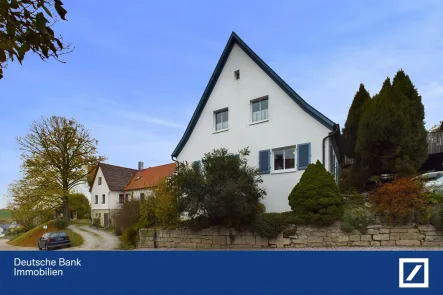 Außenansicht - Haus kaufen in Kirchberg - Familienfreundliches Haus mit Einliegerwohnung und Traumgarten