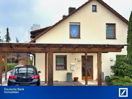 Außenansicht - Haus kaufen in Gschwend - Passt perfekt!  Gemütliche Doppelhaushälfte mit Garage und Carport