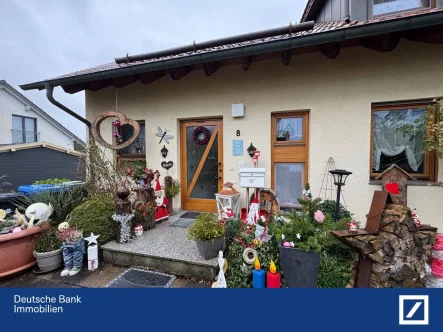 Außenansicht - Haus kaufen in Gschwend - Ein Haus in bester Laune - schöne Doppelhaushälfte mit Garage und Carport