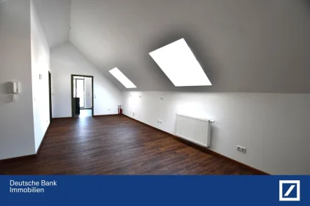 Wohnbereich mit Küchenwand - Wohnung kaufen in Schwäbisch Gmünd - Erstbezug nach Sanierung - Charmante 2- Zimmer Wohnung mit Balkon 