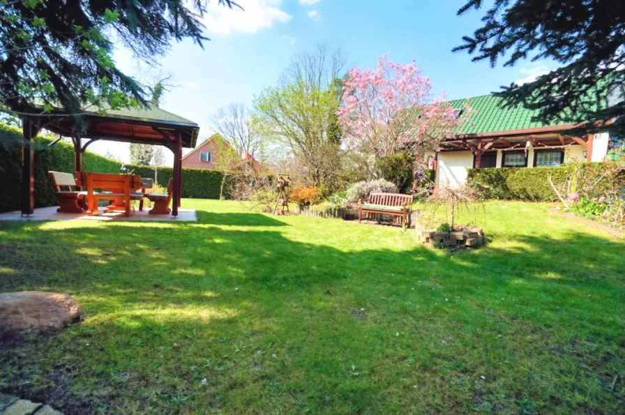 Garten mit Pavillon