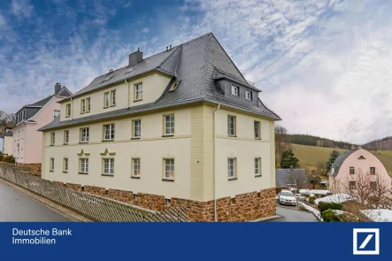 Hausansicht_Straße - Haus kaufen in Drebach - Exklusives Mehrfamilienhaus mit zeitlosem Charme und modernem Wohnkomfort.