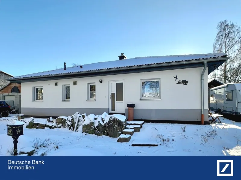 Vorderansicht - Haus kaufen in Lugau - Innen modern und gemütlich, draußen noch einiges zu tun -  Haus im Bungalowstil in idyllischer Lage