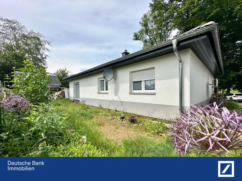 Rückansicht - Haus kaufen in Lugau - Innen modern und gemütlich, draußen noch einiges zu tun -  Haus im Bungalowstil in idyllischer Lage