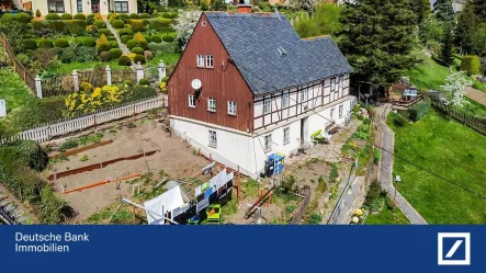 Hausansicht - Haus kaufen in Thermalbad Wiesenbad - "Historischer Charme zum Leben erwecken: Denkmalgeschütztes Fachwerkhaus mit Renovierungsbedarf"