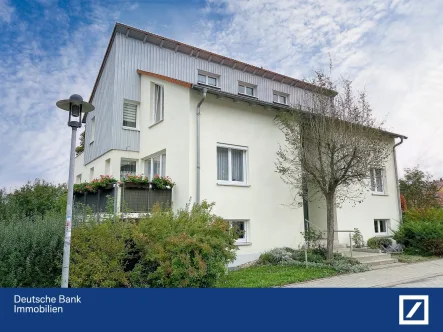 Hausansicht  - Wohnung kaufen in Jena - Wenigenjena - Aussicht, Balkon, Badewanne und Tageslichtbad - was will man mehr? 