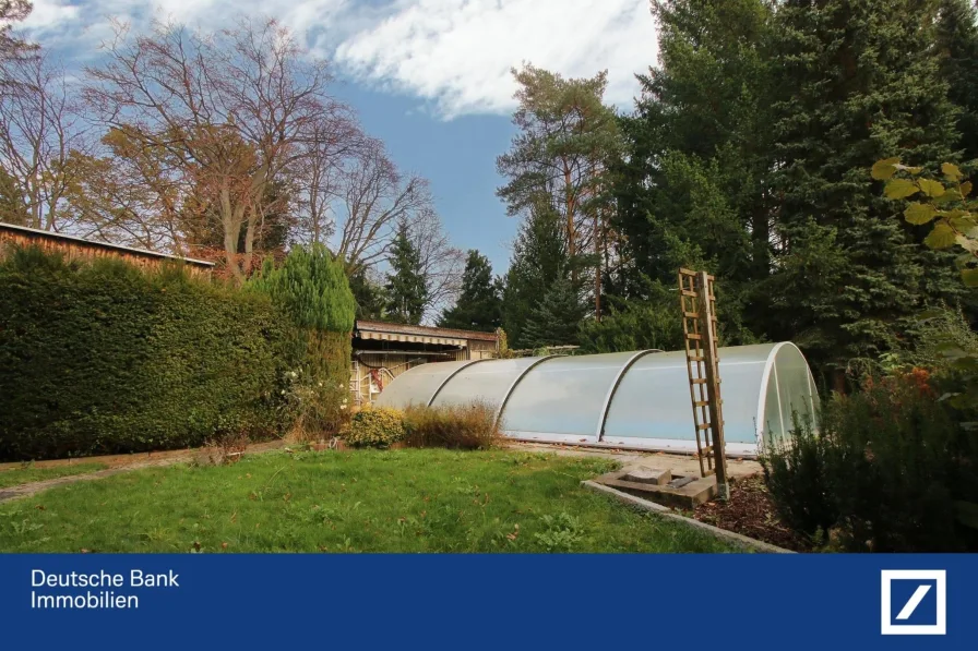 Blick auf den Pool - Haus kaufen in Oberlungwitz - Naturliebhaber aufgepasst! Großes Grundstück, Pool und Sauna, in ruhiger Lage! 