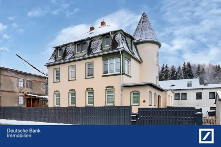 Straßenblick mit Schnee - Haus kaufen in Marienberg - Wohnen wie im kleinen Schloss - interessante Architektur mit drei Wohnetagen, Terrasse und Garten