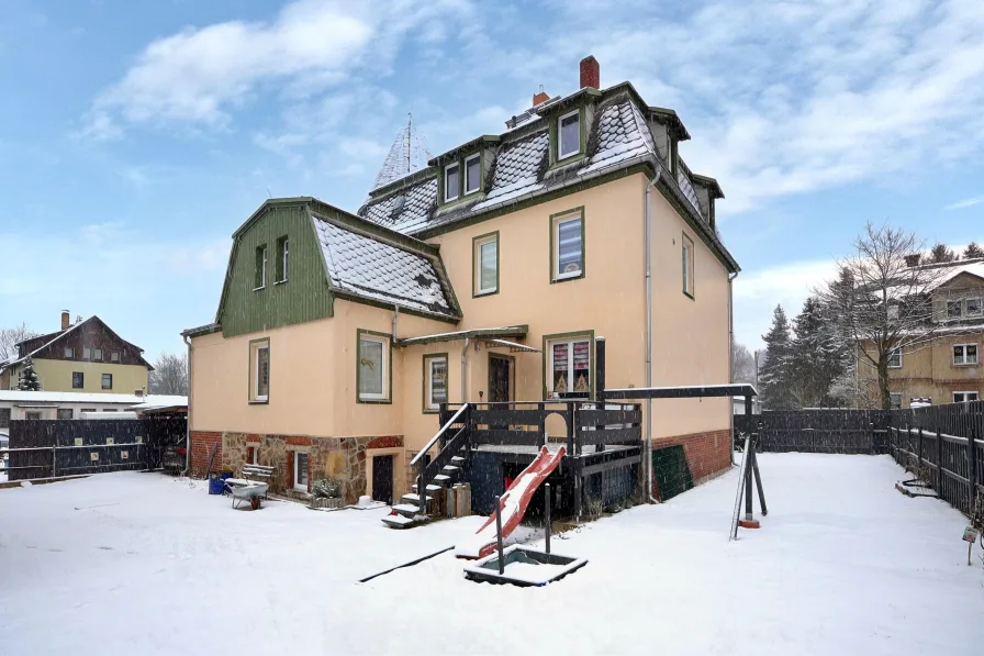 Gartenblick mit Schnee