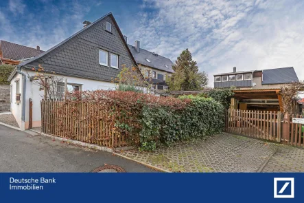 Einfahrt_Carport - Haus kaufen in Schneeberg - Einzigartiges Einfamilienhaus mit Charme!