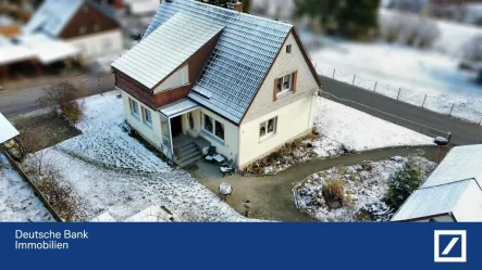 Hausansicht hinten links - Haus kaufen in Bärenstein - Charmantes Einfamilienhaus mit großzügigem Grundstück und zusätzlicher Landwirtschaftsfläche