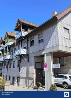 Außenansicht - Wohnung kaufen in Eisingen - Sonnendurchflutet - 2,5-Zimmer-Wohnung mit zwei Balkonen, Personenaufzug und Außenstellplatz