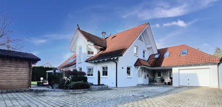 Außenansicht - Haus kaufen in Neresheim - Stilvolles Anwesen mit Nebenhaus in ruhiger Randlage mit Fernblick in Neresheim Härtsfeld