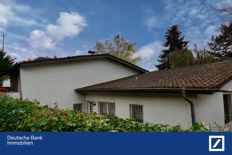 Frontansicht - Haus kaufen in Bergisch Gladbach - Traumgrundstück in Hanglage: Panoramablick am Schloss Bensberg