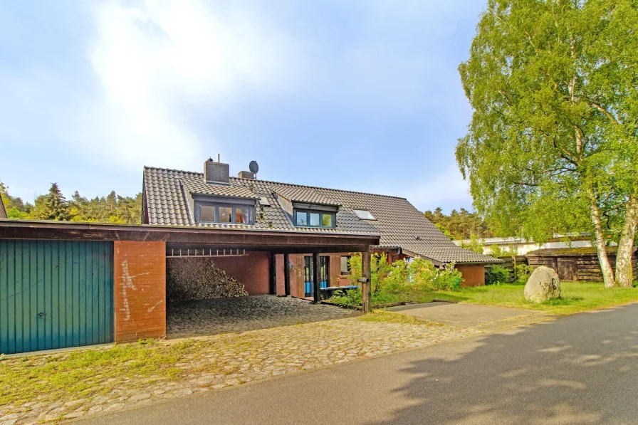 Ansicht mit Carport und Garage