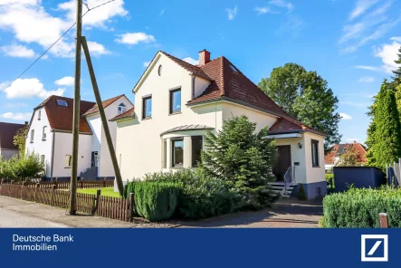 Blick auf die Immobilie - Haus kaufen in Bielefeld - Solides Einfamilienhaus in ruhiger Sackgassenlage von Bielefeld-Jöllenbeck