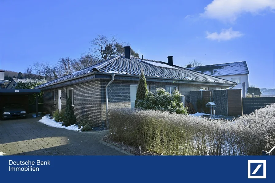 Titelbild - Haus kaufen in Steinhagen - 2 Wohneinheiten - Moderner KfW-70-Doppelhaus-Bungalow mit vielseitigen Nutzungsmöglichkeiten