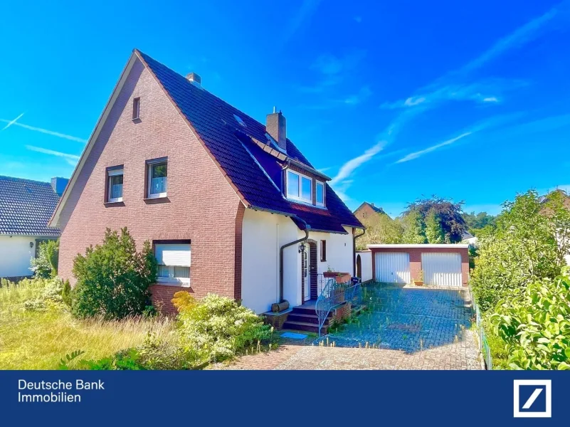 Außenansicht - Haus kaufen in Celle - Zweifamilienhaus auf großem Grundstück mit optionaler Hinterbebauung! 