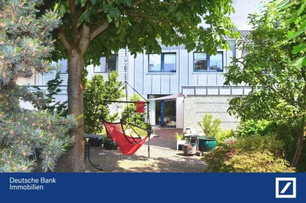 Hausansicht vom Garten - Haus kaufen in Hannover - Kernsanierte Wohn-Oase in ruhiger Lage von Hannover-Bothfeld !