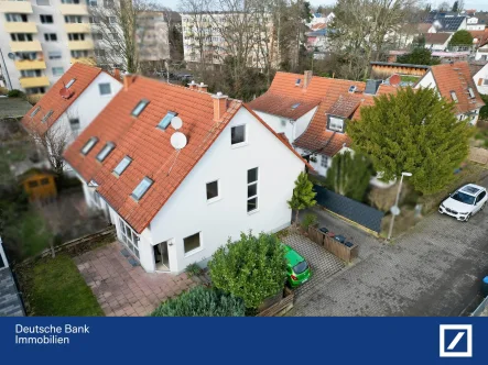 Hausansicht - Haus kaufen in Kriftel - Familientraum - schicke Doppelhaushälfte in ruhiger Lage mit eigenem Garten!