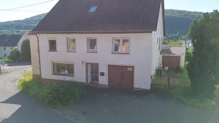 Hausfront - Haus kaufen in Nonnweiler - Idyllisches Wohnen in Kastel – Zwei Wohneinheiten mit Garten und Garage