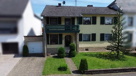 Hausfront - Haus kaufen in Hermeskeil - Charmantes Einfamilienhaus mit großzügigem Garten in Abtei, Hermeskeil