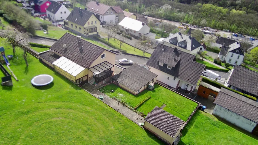 Außenansicht - Haus kaufen in Bitburg - Vielseitig nutzbares Haus in gutem Zustand und herrlichem Landschaftsblick in erhöhter Lage